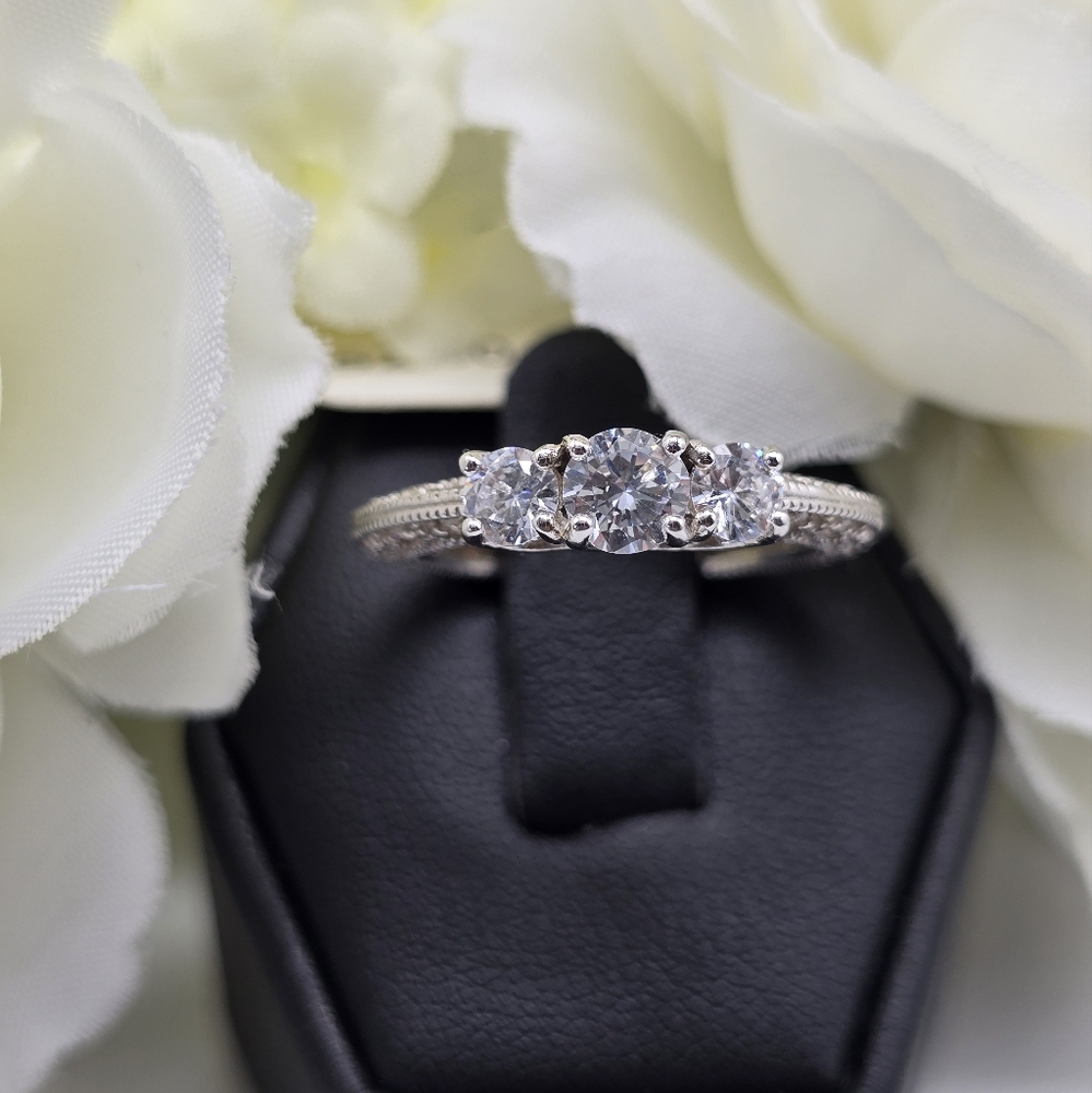 🥰 LUXUR ENGAGEMENT RING - Picture 7 of 7